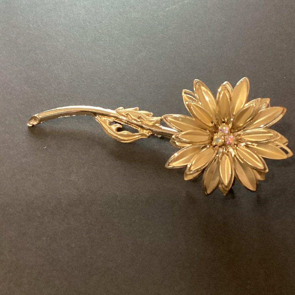 Vintage Elegant Gold Chrysanthemum Brooch